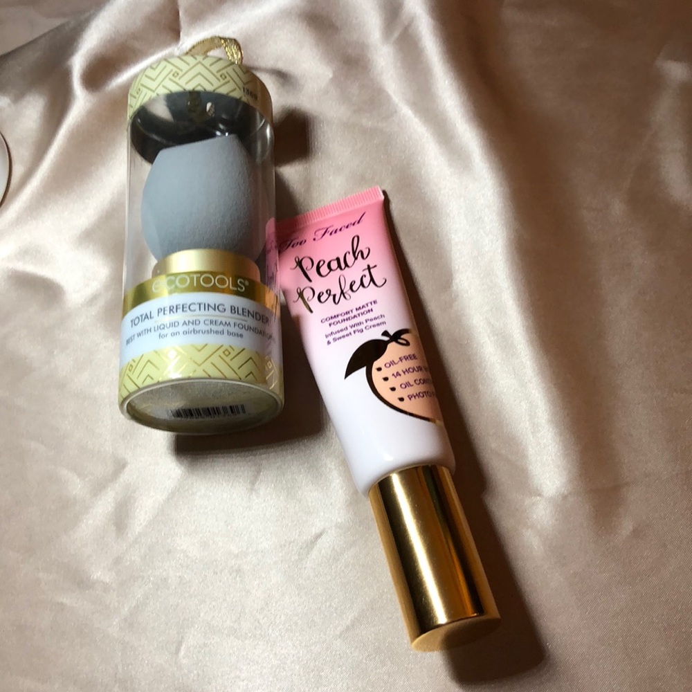 Too Faced Peach Foundation & ecotools Sponge